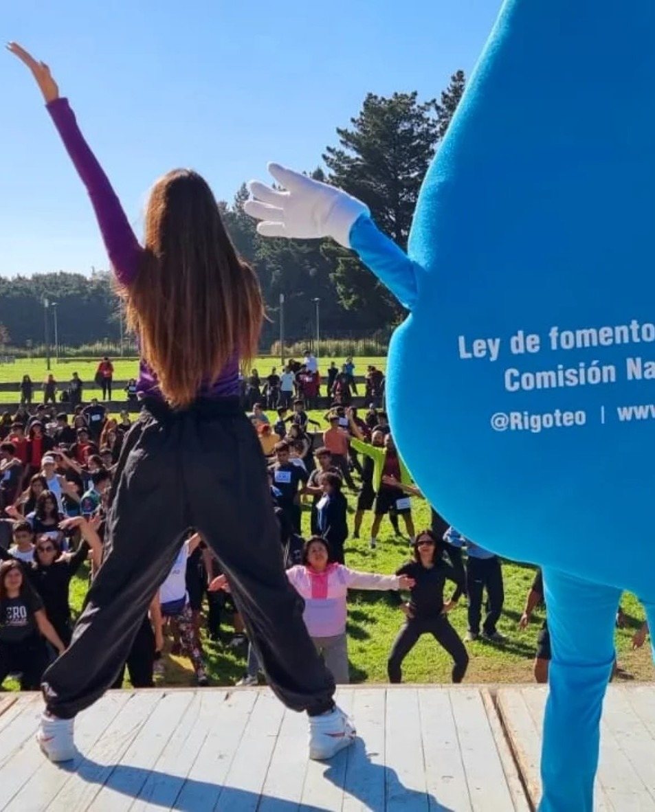 Activación de bienestar y actividad física al aire libre con participación masiva