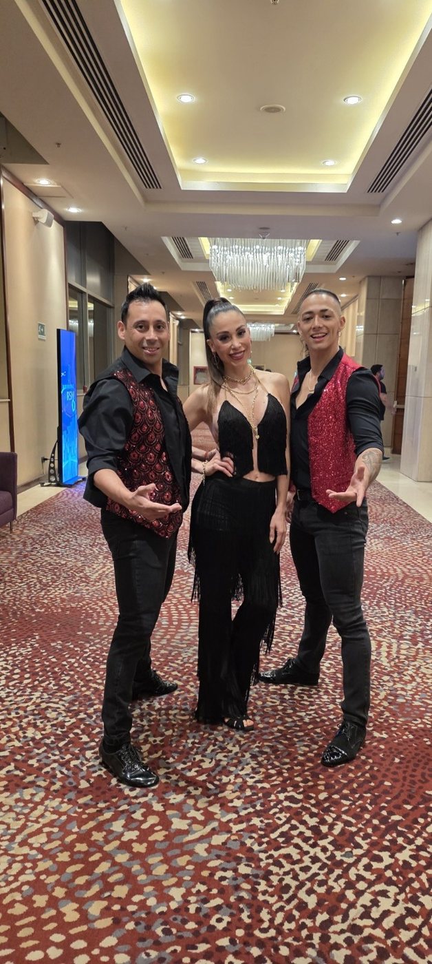 Show con bailarines en evento corporativo